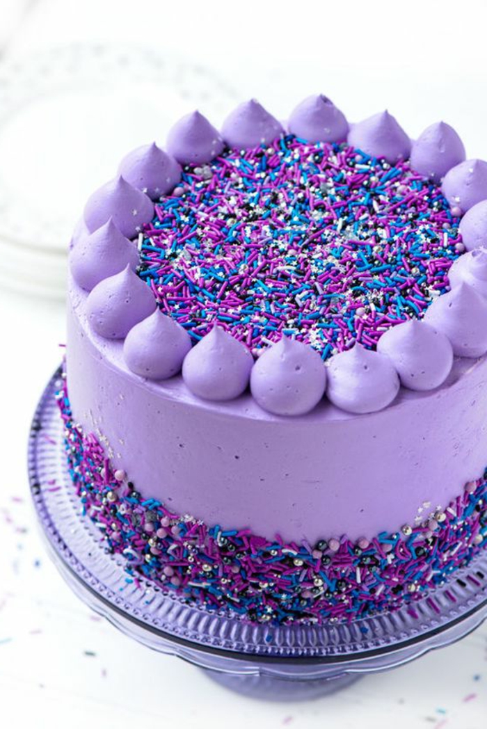 Torte lila dekoriert mit raspeln zucker creme sahne teller glas