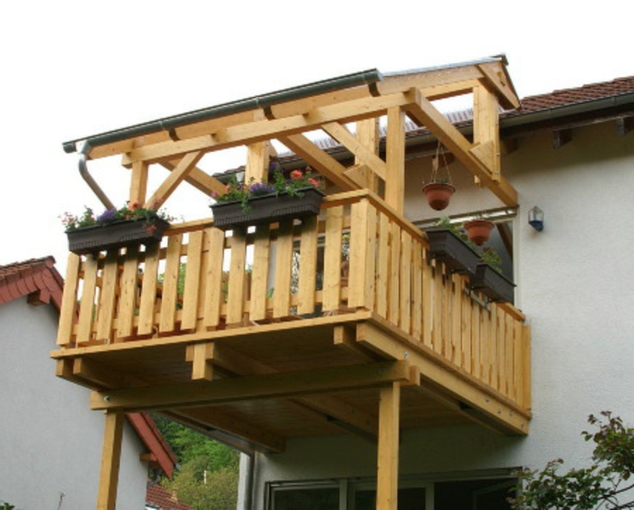 Balkon bauen Holz Verzierung Pflanzen Balkonüberdachung