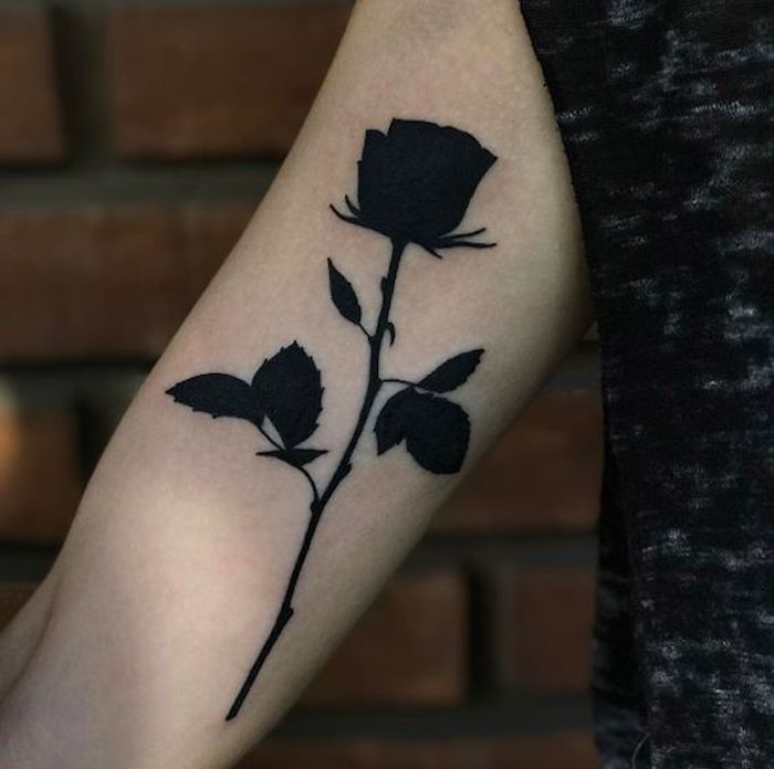 Blackwork Tattoo der Schattenriss einer Rose ohne Dornen am Oberarm die ganze Blume