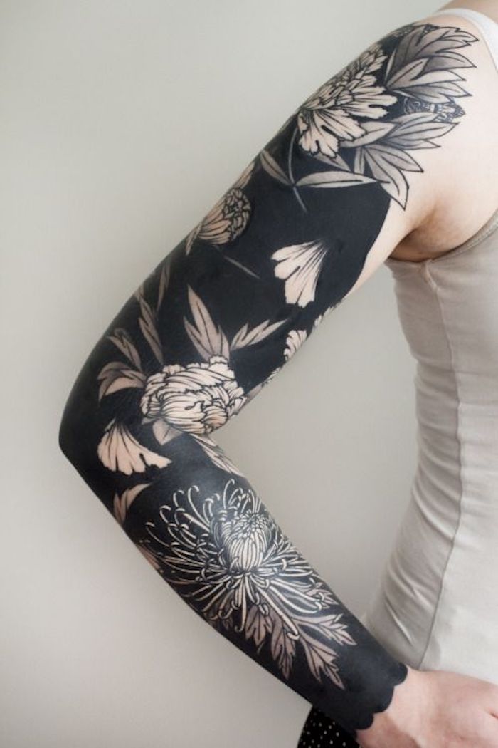 ein ganzes schwarzes Tattoo mit Blumen am ganzen Arm - Blackwork Tattoo