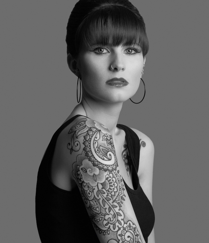 Tattoo mit abstrakten Muster, Blackwork Tattoo für eine junge Dame, am Oberarm und Schulter