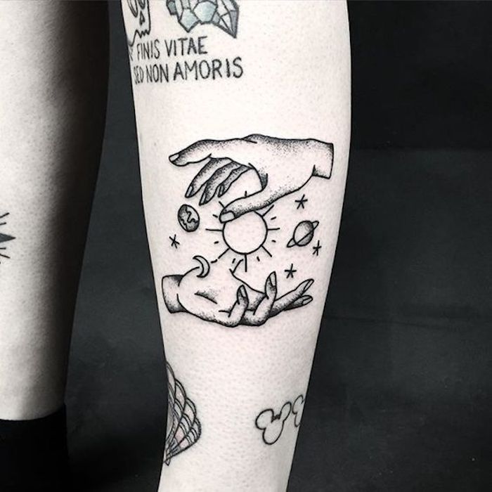 zwei Hände von Mann und Frau mit der Sonne und die Planeten dazwischen Blackwork Tattoo