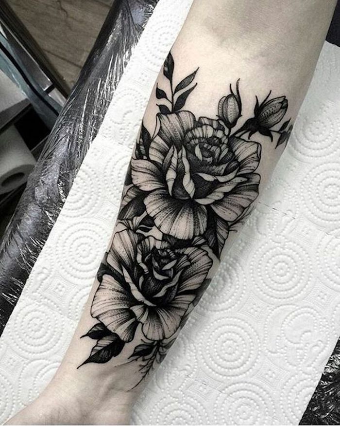 zwei Blumen aufeinander Rosen in voller Blüte, Augen und Blätter - Blackwork Tattoo