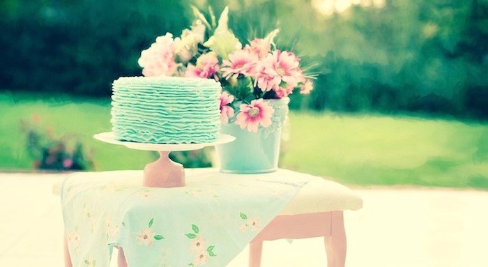 zum Geburtstag viel Glück, Torte mit blauem Guss, Blumenstraus aus rosa Blumen