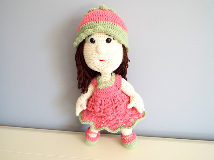 eine Puppe mit rosa und grünes Kleid, kleine schwarze Knopfaugen und braunes Haar - Glücksbringer häkeln