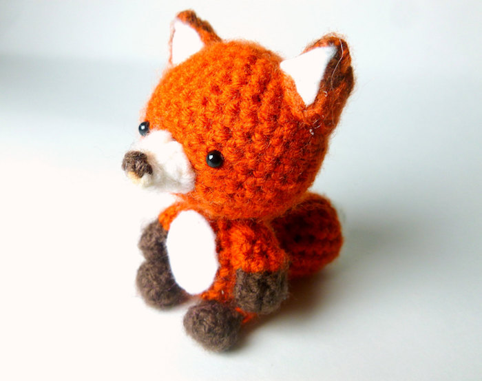 ein kleiner niedlicher Fuchs mit braunem am Pfoten - Glücksbringer basteln