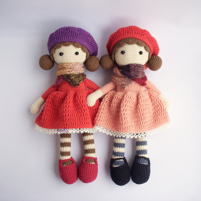 zwei Puppen mit zwei verschiedene Kleider und entsprechende Schuhe - Glücksbringer häkeln