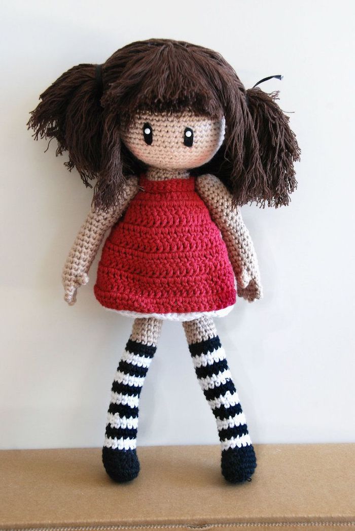 ein rotes Kleid von Puppe mit braunem Kleid und gestreiften Socken - Amigurumi Anleitung