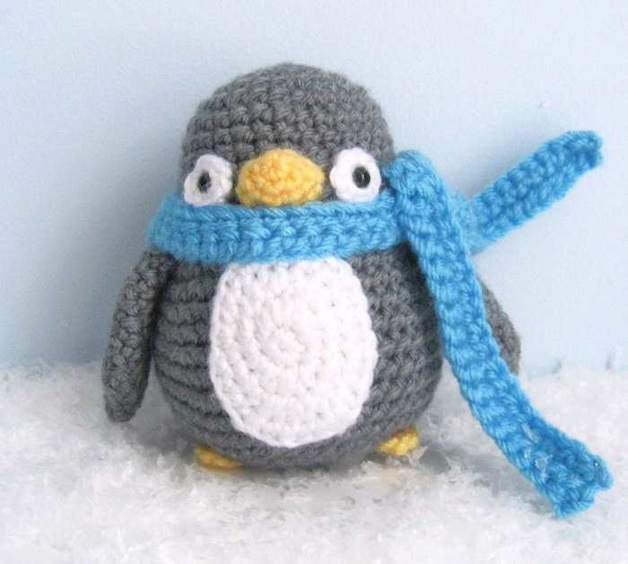 Pinguin häkeln ein graues Vögel mit blauem Schal und weißem Bauch ganz niedlich