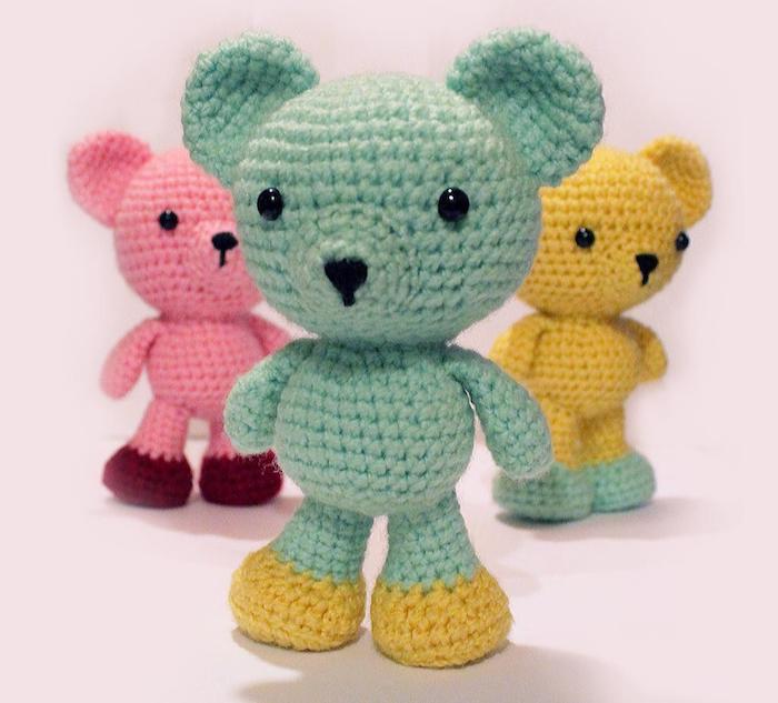 drei Bären in verschiedene Kombinationen - gelb und grün, grün und gelb, rosa und rot - Amigurumi Anleitung