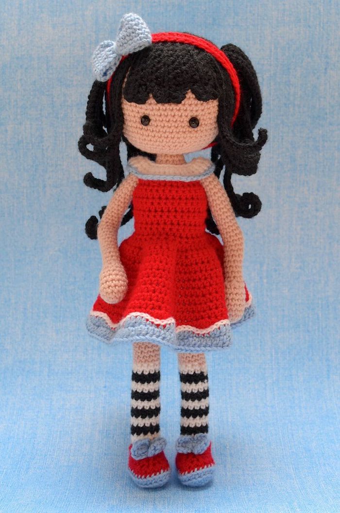 niedliche Puppe mit einem roten Kleid, schwarze Haare und süße Schuhe - Amigurumi Anleitung