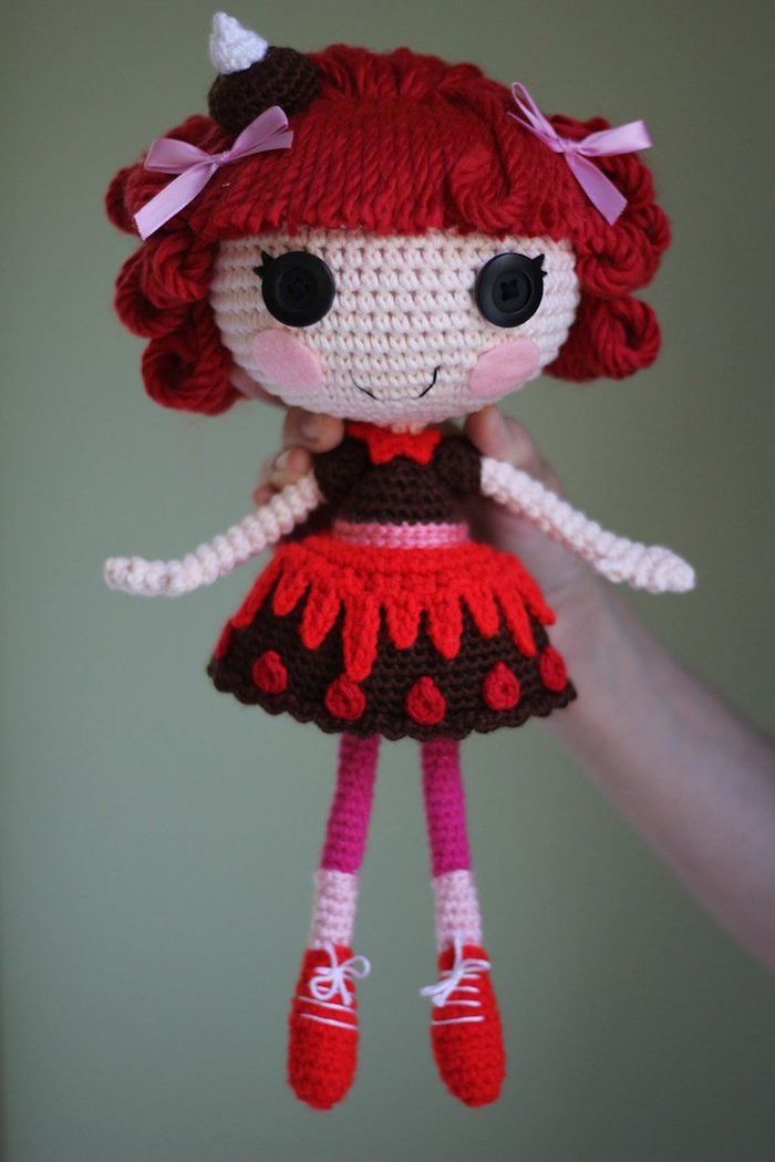 rotes Haar, schwarzes Kleid mit roter Verzierung, weißes Körper - Amigurumi Häckelanleitung