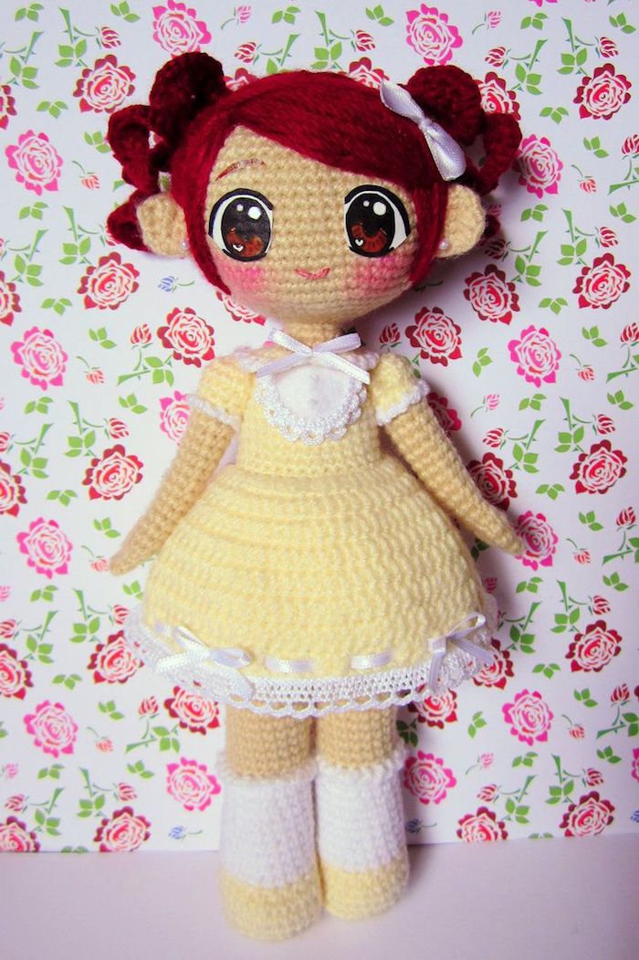 gelbes Kleid von einer entzückenden Puppe mit rotem Haar und rosa Band