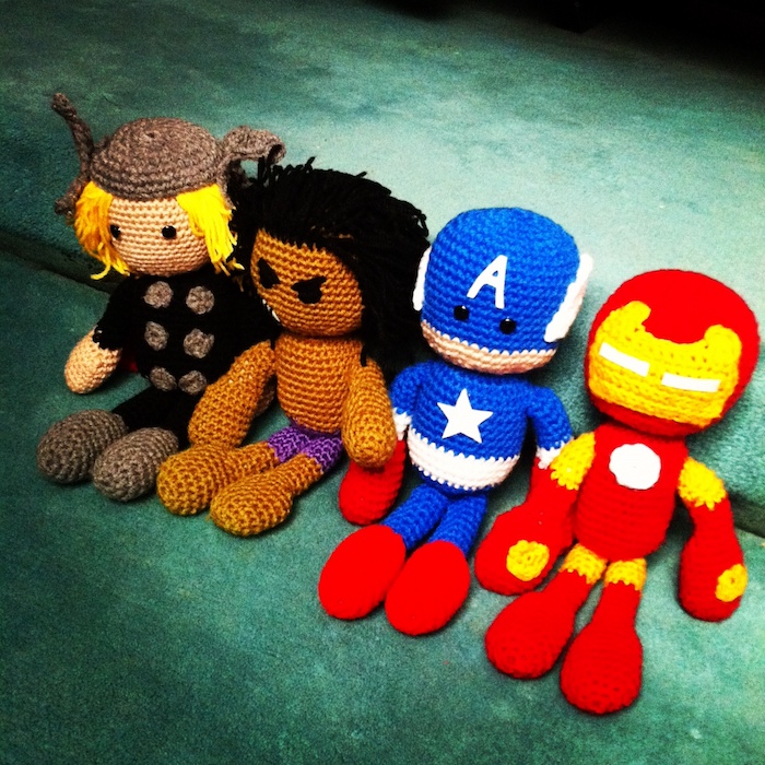 vier Figuren von Avengers Thor, Hulk, Captain Amerika und Ironman - Amigurumi Häkelanleitung