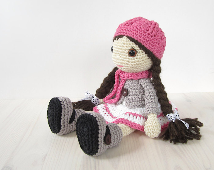 eine niedliche Puppe mit rosa Schal und Hut, lange braune Zöpfe Amigurumi Häkelanleitung