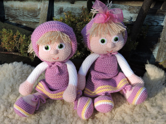 zwei rosa Puppen von Mascha und der Bär, die neue Serie wie Zwillinge Amigurumi für Anfänger 