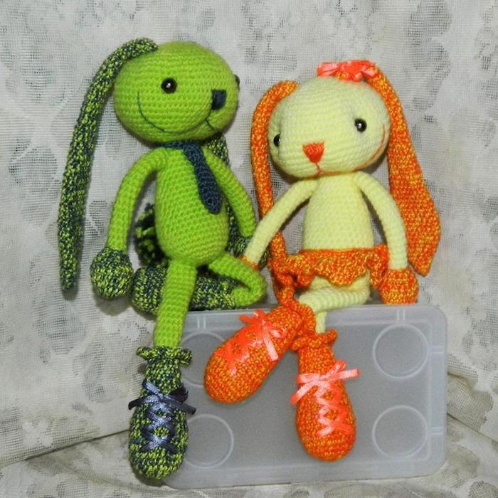 grüne und orange Kaninchen, die auf einen Kasten sitzen - Amigurumi für Anfänger
