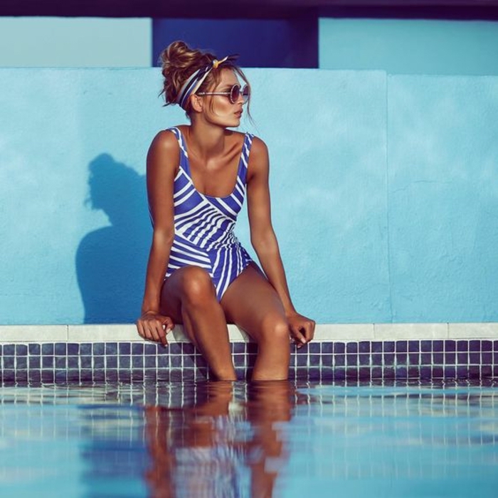 exclusive bademode ideen badeanzug in blau und weiß brille kopftuch schwimmpool