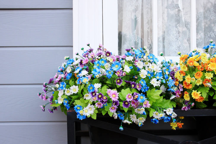 schöne bunte Blumen am Fenster, den Balkon bepflanzen- nützliche Tipps und Ideen