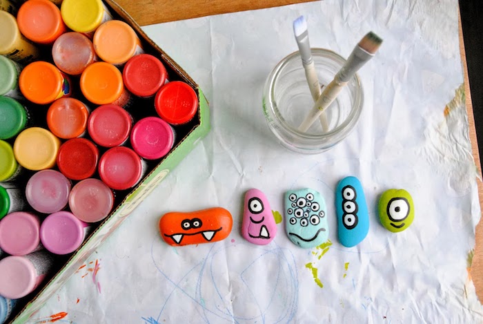 Monster Steine selber machen, mit Acrylfarben bemalen, coole Bastelideen für Kleinkinder 