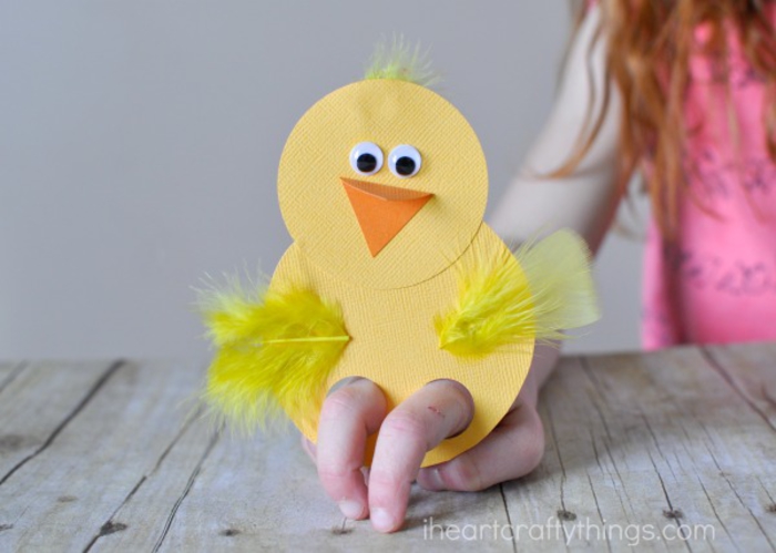 tolle DIY Ideen für Kinder, gelbes Hähnchen aus Papier und Federn basteln