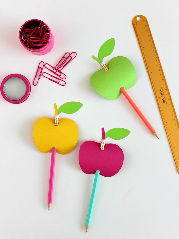 Bunte Äpfel aus Karton ausschneiden, Bleistifte in die Äpfel stechen, Bastelideen für den Kindergarten 