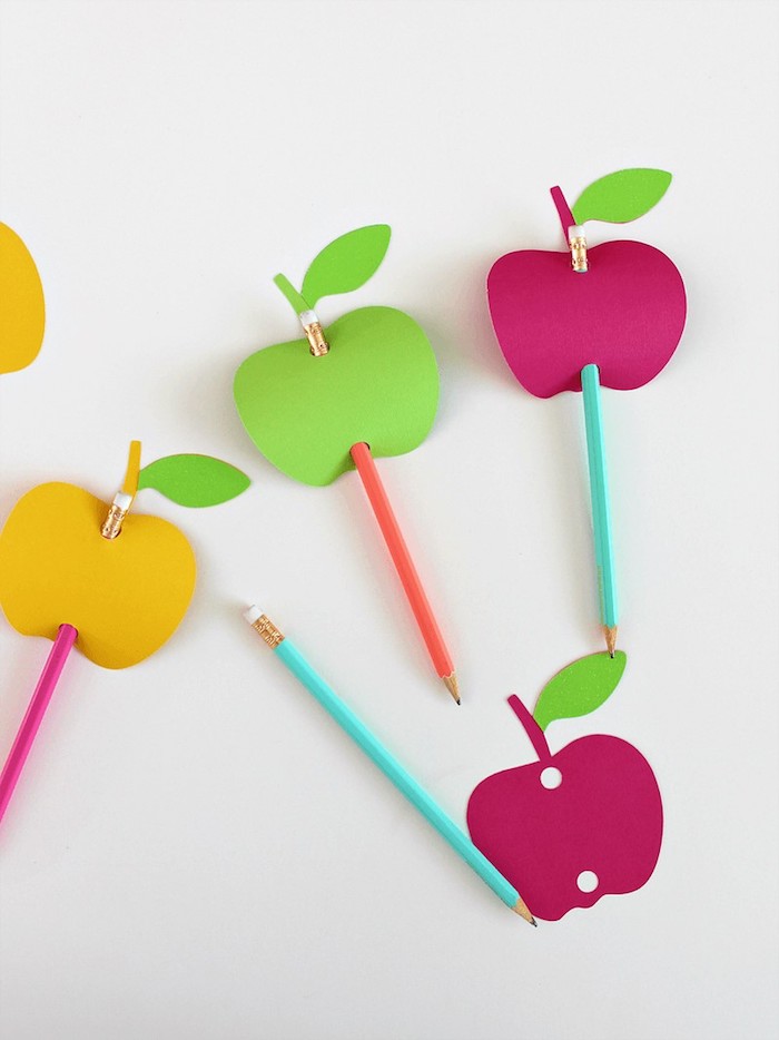 Bleistifte in bunte Äpfel aus Karton stechen, einfache und schnelle Bastelidee für Kinder 