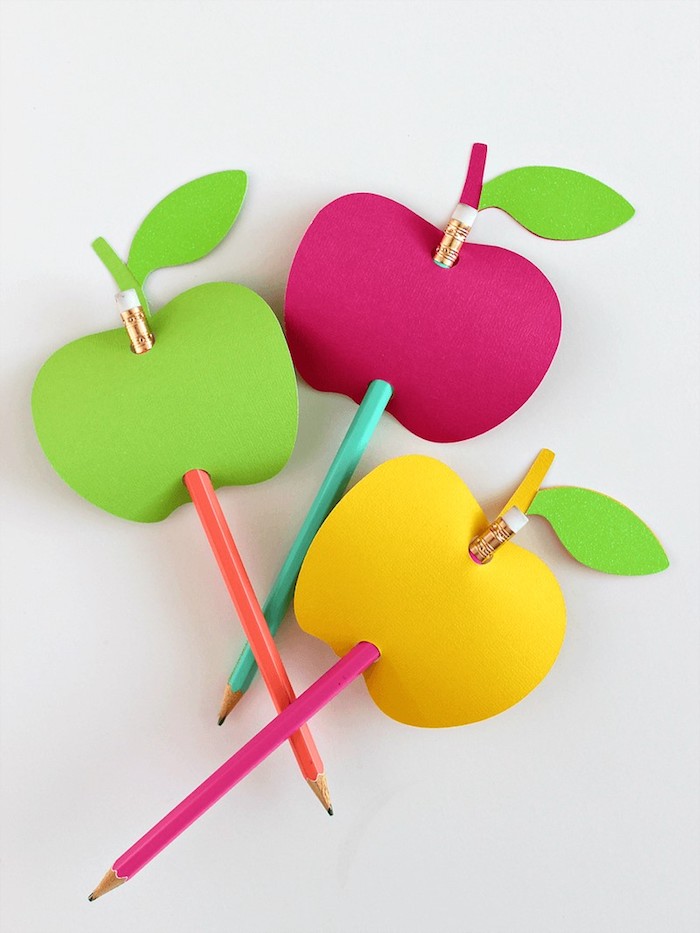 Bleistifte in Äpfel aus Papier stechen, DIY Idee für den Kindergarten für Kleinkinder 