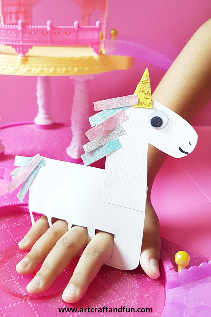 Einhorn aus Papier selber machen mit Kindern, bunte Streifen Papier für Mähne kleben, mit Glitzer verzieren 