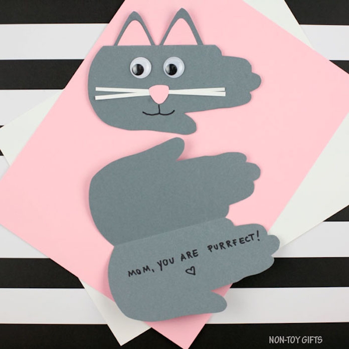 Muttertagskarten mit Kindern selber machen, Katze aus grauem Karton ausschneiden, Wackelaugen kleben 