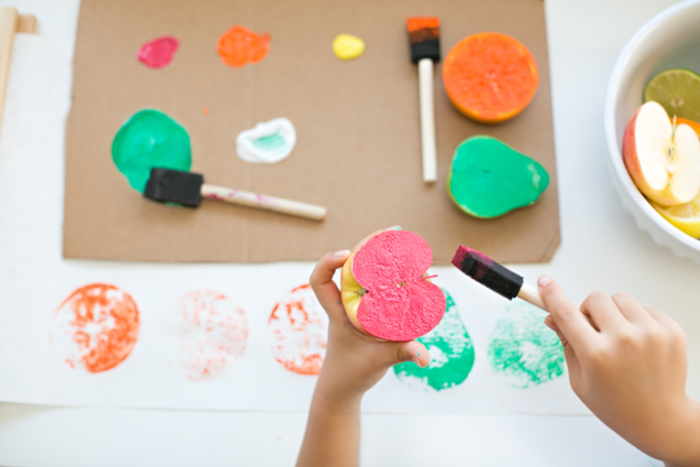 kreative DIY Ideen für Kinder, Stempel aus Apfel und Farbe selber machen