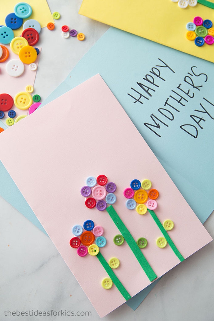Muttertagskarten mit Kindern basteln, Blumen aus bunten Knöpfen, grüne Streifen aus Filz für Stängel 