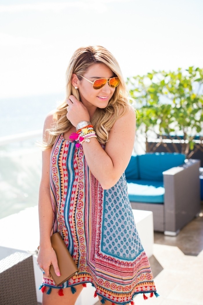 beach outfits trendy ideen für sommer 2017 bunte pareo brille locken tasche
