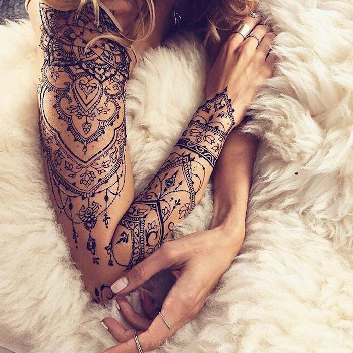 beliebteste tattoos, mandala tattoo mit vielen elementen am arm