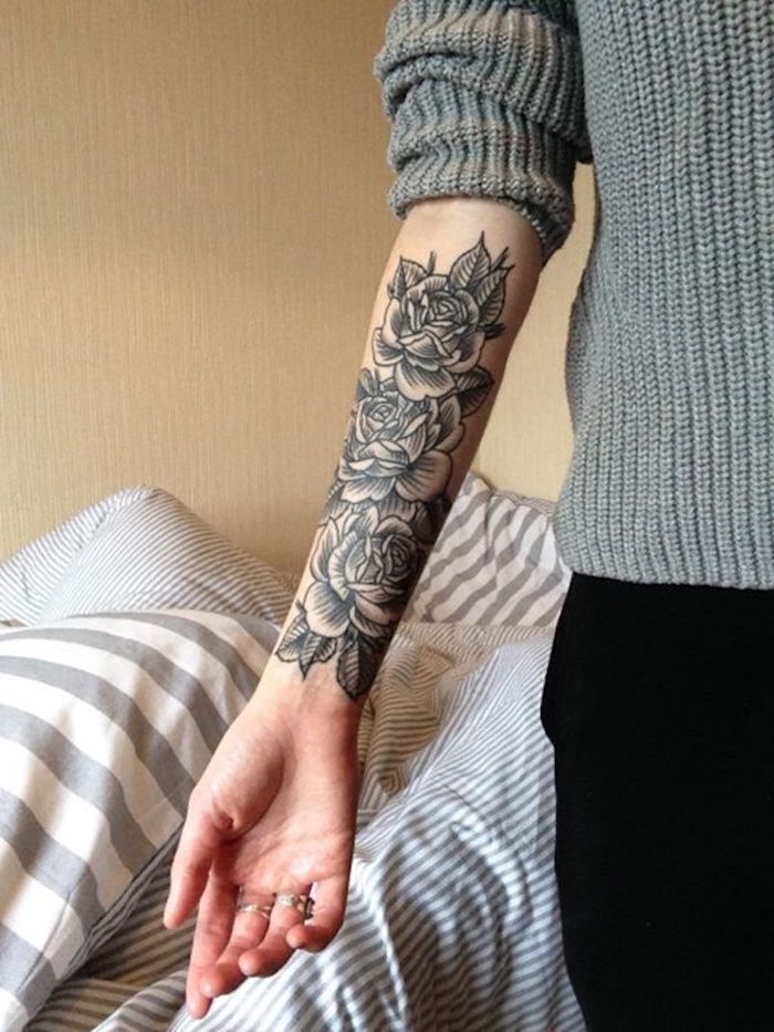 tattoo vorschläge, dame mit grauer bluse und tätowierung mit rose-motiv