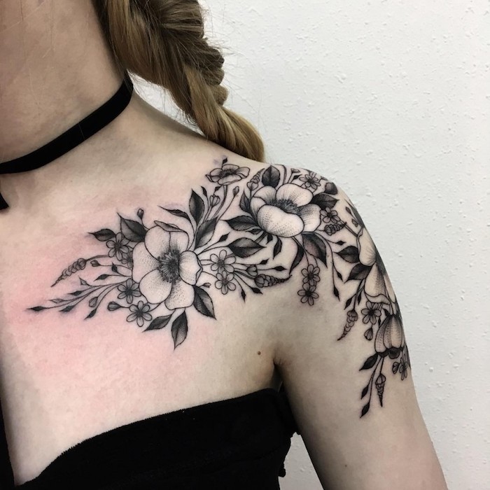 Tattoo realistic einige Blumen, die ganz authentisch aussehen an dem Schulter