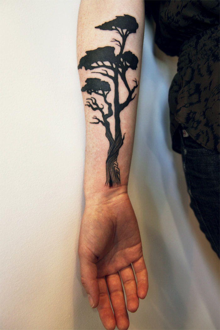 ein hoher Baum mit breiten Stamm, ein Schattenriss Tattoo realistic am Arm