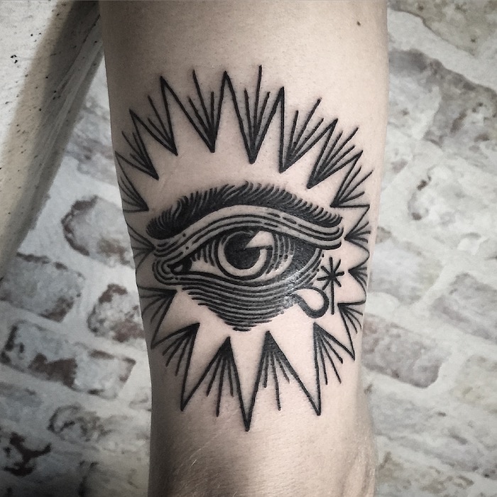 ein weinendes Auge von Sternen umgeben Tattoo realistic am Bein so rührend