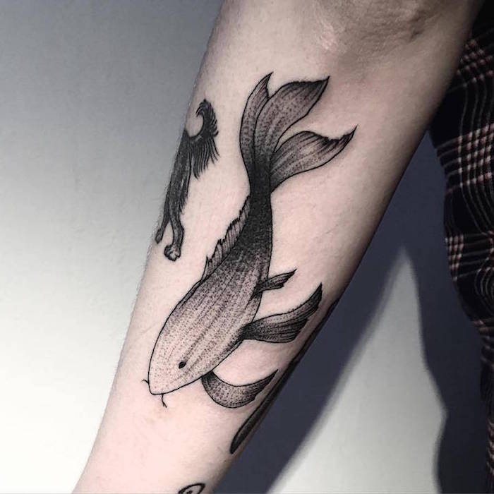 ein Fisch mit drei Ende ganz seltsame originelle Form von Black work Tattoo