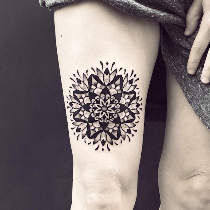 Mandala Tattoo Black work Tattoo geometrisches Tattoo wie eine Blume mit Blättern