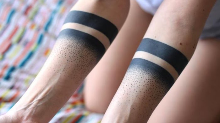 zwei Armbänder in schwarzer Farbe Black work Tattoo mit kleinen Flecken an beiden Armen