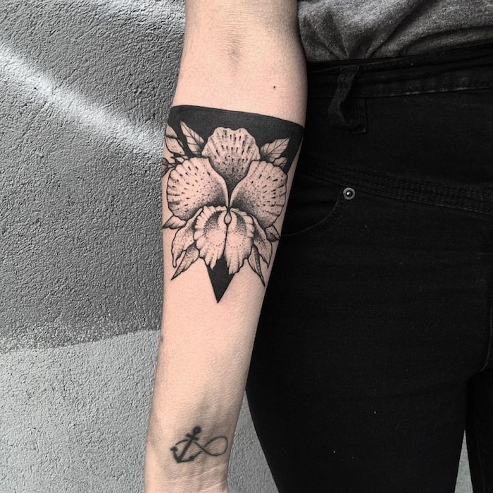 Black Work Tattoo etwas zu verstecken - der Name von Ex zum Beispiel Tattoo mit Blume