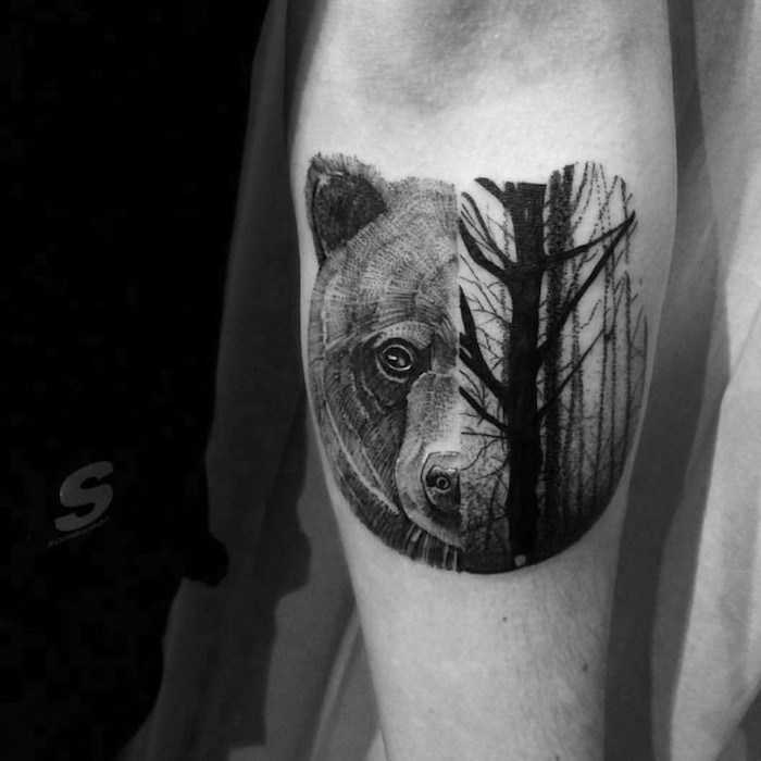 ein symbolistisches Tattoo für Umweltschützer halb Bär halb Wald Black work Tattoo