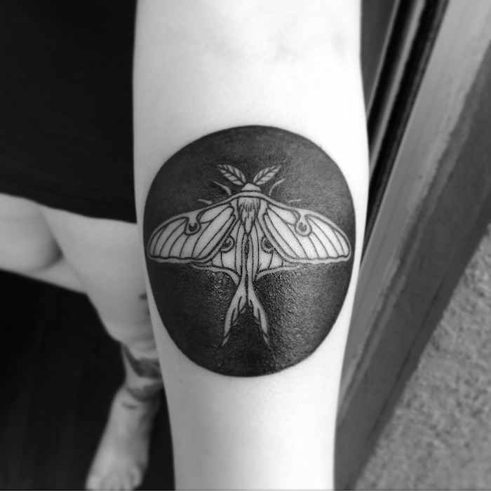 schwarzer Kreis mit einem Insekten in der Mitte Tattoo am Arm - Tattoo Arten