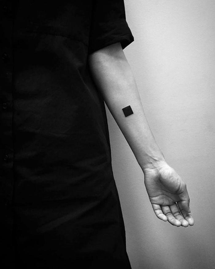 ein minimalistisches Tattoo wie Quadrat geometric Tattoo am Arm