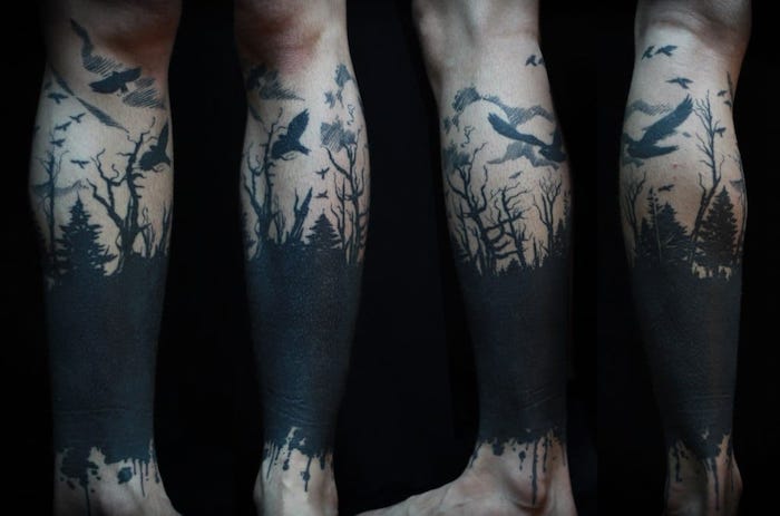 schwarzes Tattoo mit einer ganzen Geschichte erzählt Tattoo Arten am Bein