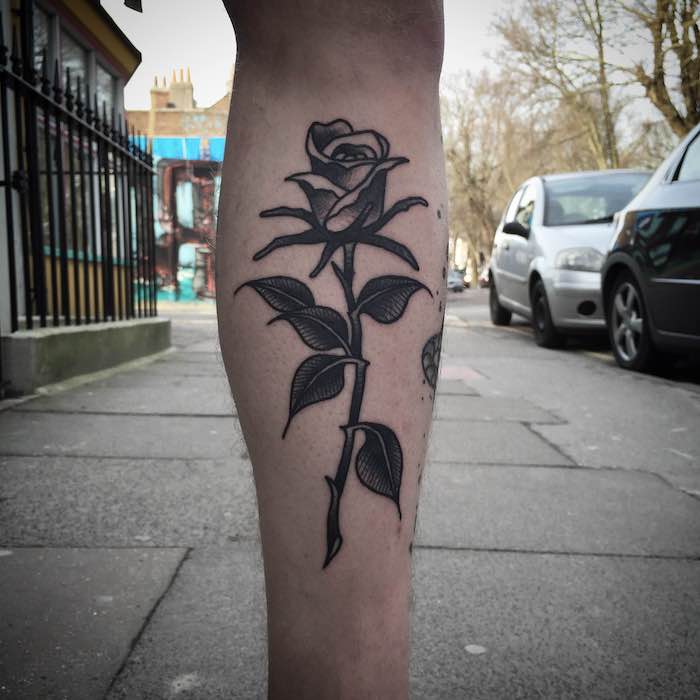 Tattoo Arten - eine Rose im Detail tätowiert - die Blüte und die Blätter ganz realitisch
