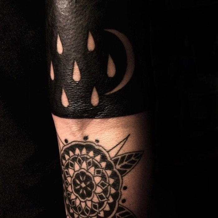 ein zweiteiliges Tattoo oben es regnet am Abend mit Mond unten Mandala Tattoo - Tattoo Arten