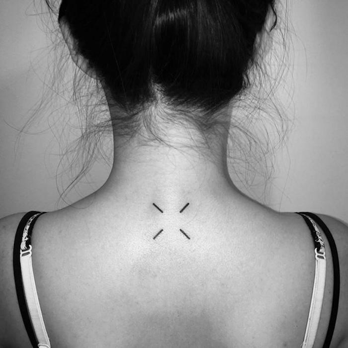 vier Linien in einer Form minimalistisches Tattoo Tattoo geometric an dem Rücken