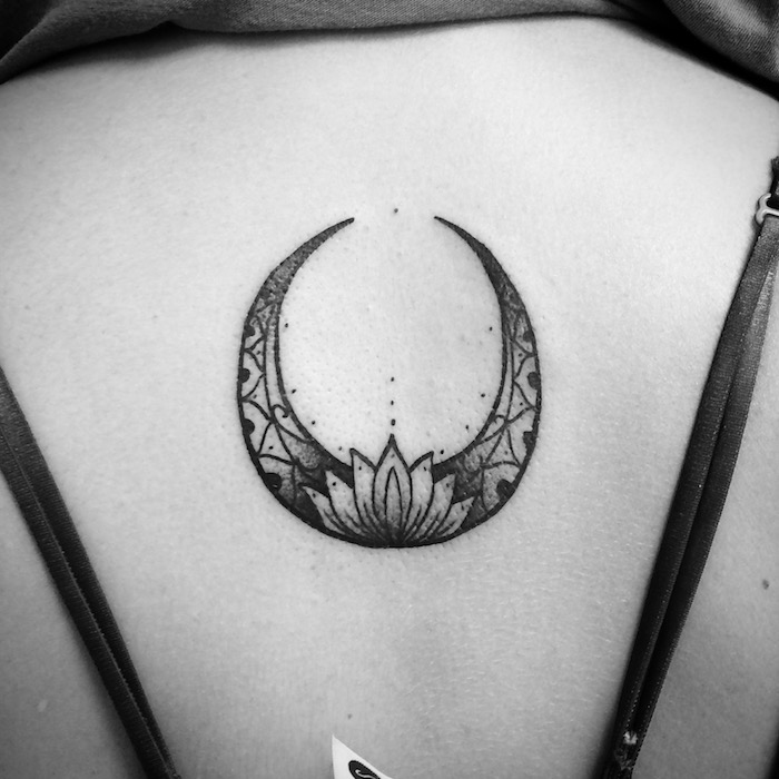 eine Lotos Blume mit Blättern in Kreis ein geheimnisvolles Tattoo - Tattoo Stile